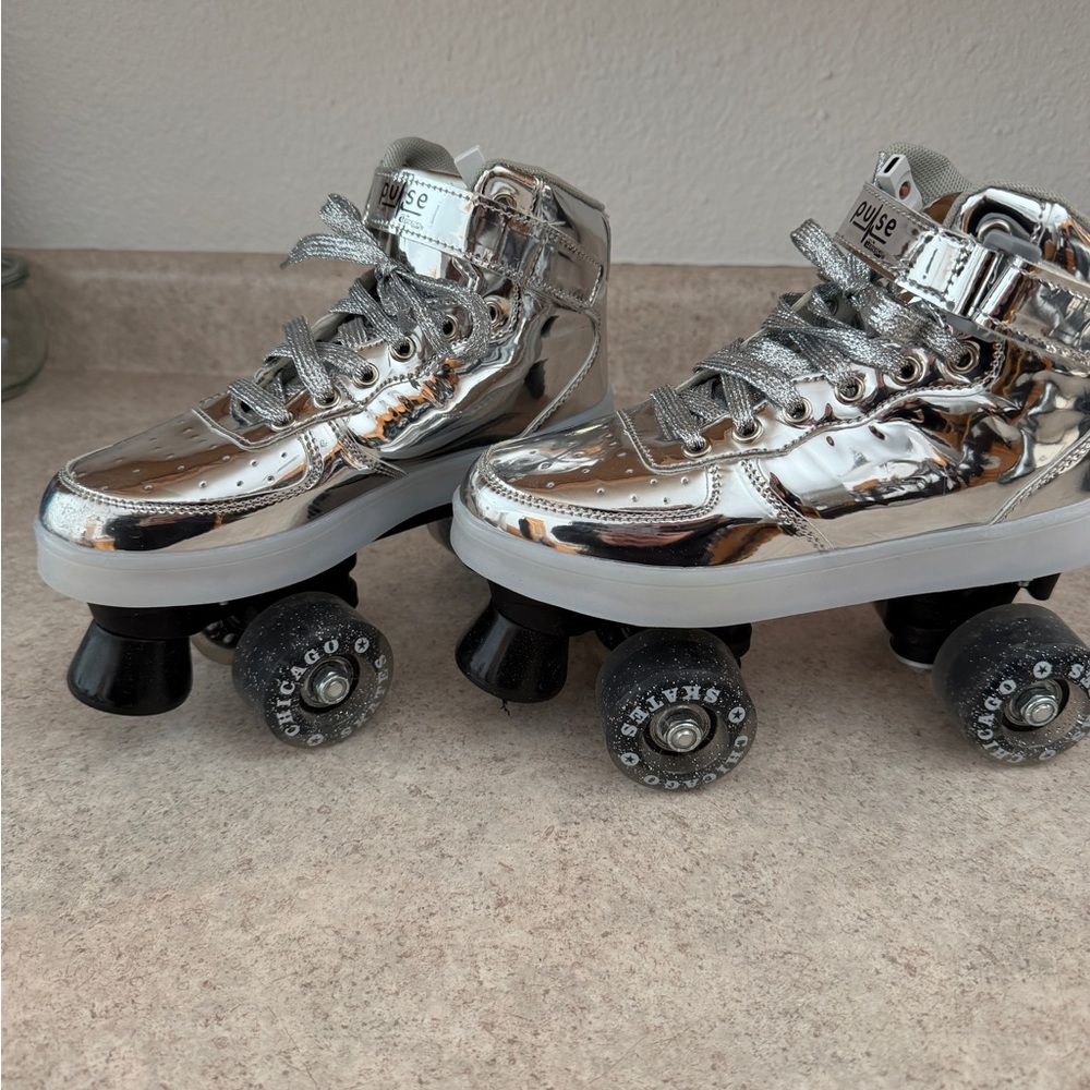 Chicago Skates Pulse Light Up Youth Roller Skates - Size 4 Silver